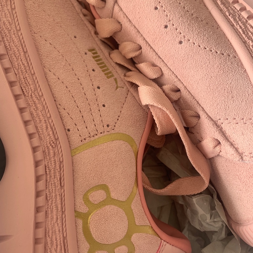BNIB PUMA x HELLO KITTY Utility Trainers Sneakers - Picture 6 of 8